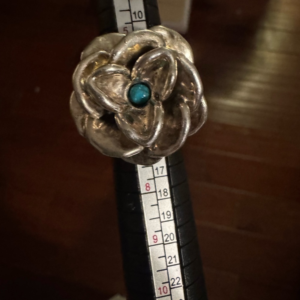 Sterling silver flower ring with turquoise center size 6